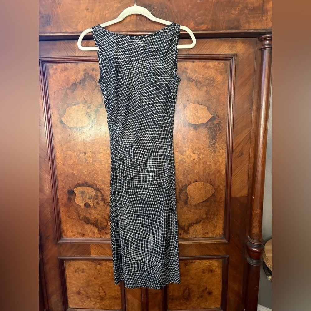 NWT Diane Von Furstenberg-Elegant Black and White Silk Dress. Size 6